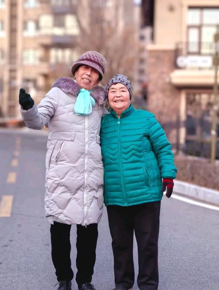 老母亲去年冬天去了南京大哥家里，她在遛弯和人聊天的时候，却意外得知卖早点的一位老