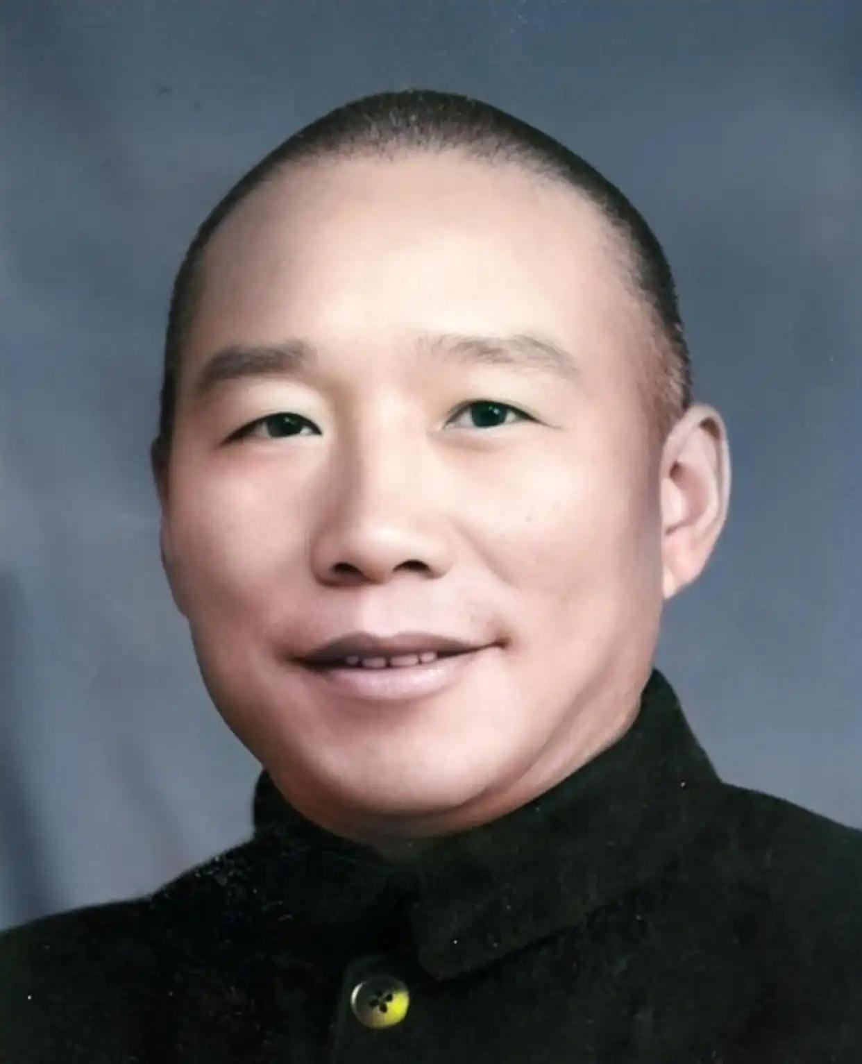 “大爷，拿好这2块银元，赶紧回家吧！”1948年，解放军战士看着眼前邋遢的老伙夫