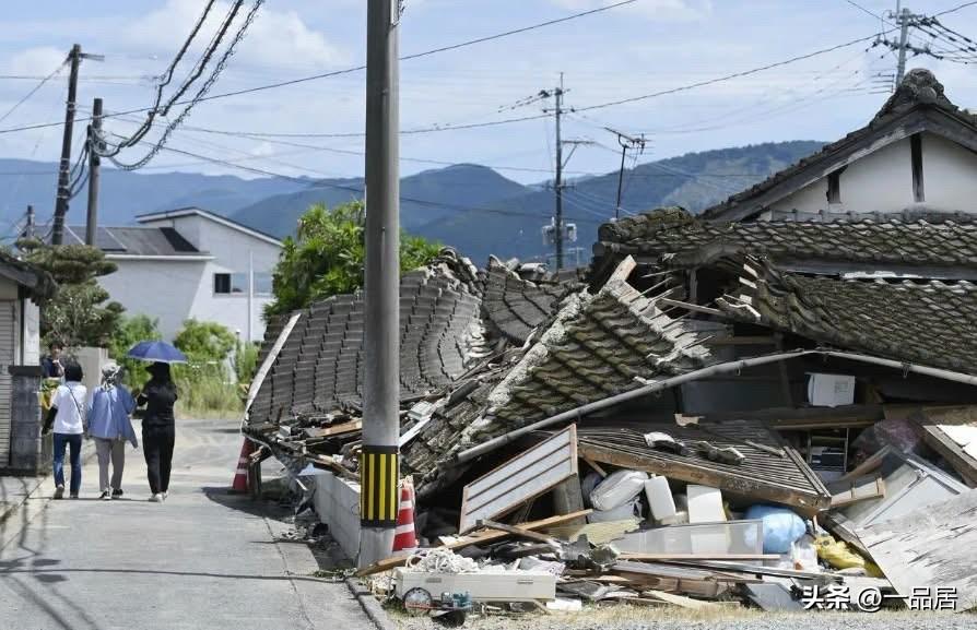 看到有网友发的一张照片，日本熊本县冰川町房屋倒塌瞬间。日本农村乡下这个瓦房建筑风