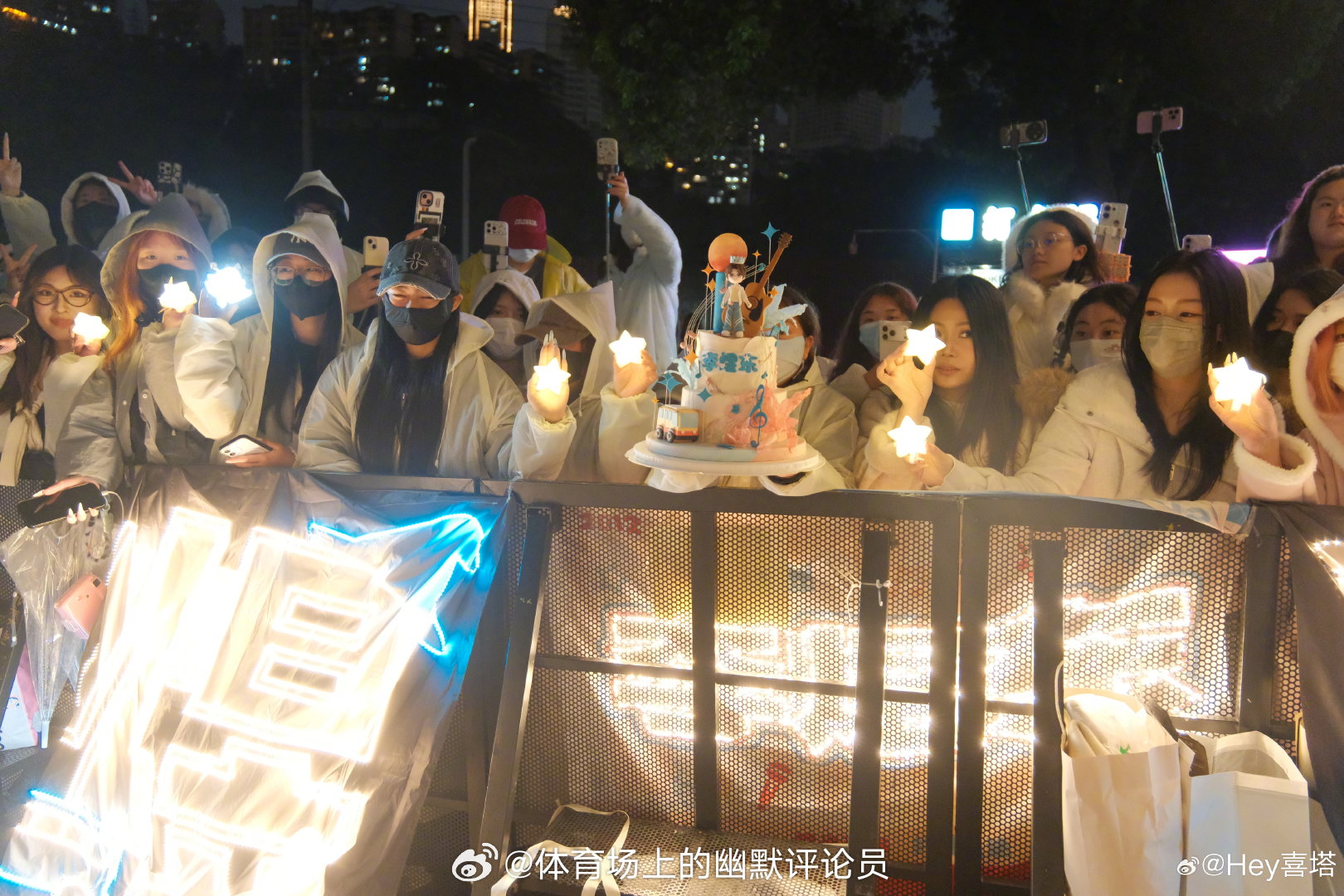 李煜东李煜东鞠躬李煜东生日鞠躬感谢粉丝李煜东下班时刻鞠躬感谢粉丝。冒雨赶来接上下