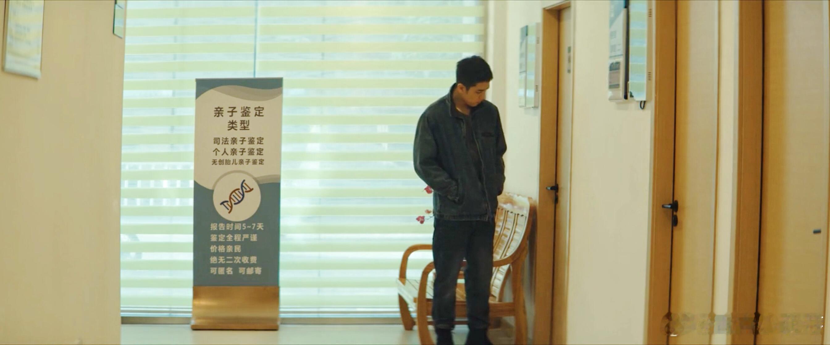 在《暗潮缉凶》里，石强峰对连海平是不是自己亲爸充满怀疑。自他瞧见母亲案卷上连海平