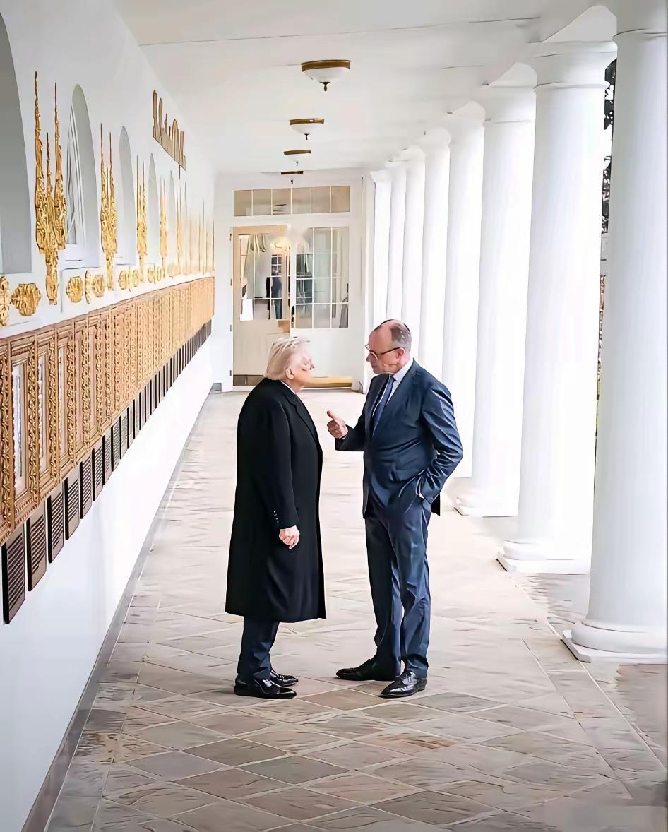 说句实在话，谁是左边的当事人都会很生气，摄像师估计要砸饭碗了。