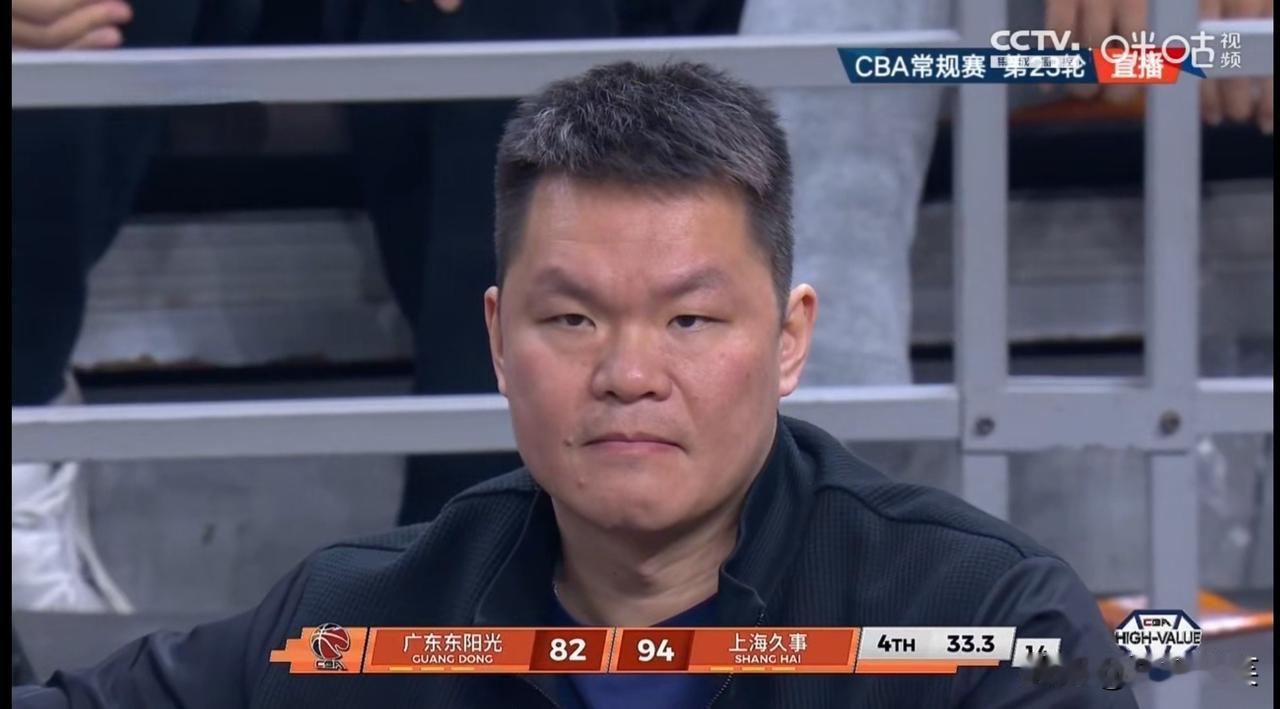 朱芳雨神情凝重，百感交集，往事再现。
你们都知道朱总在想什么吗？