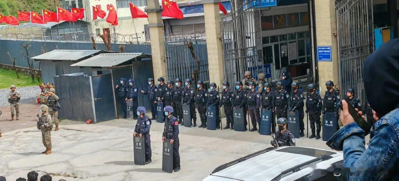 大量缅甸难民聚集在中缅边境，我方荷枪实弹应对。

因为缅甸内战，导致数十万缅甸难