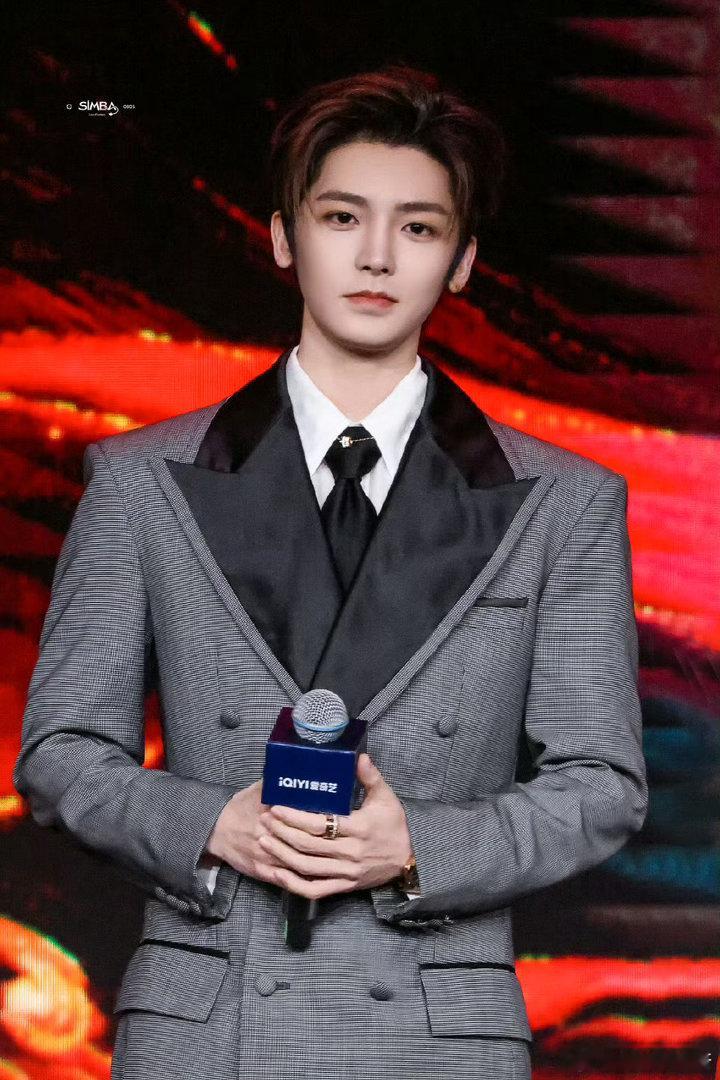 侯明昊到底看到了什么爱奇艺 侯明昊那个表情，眼睛瞪得圆圆的，嘴巴微微张开，整个人