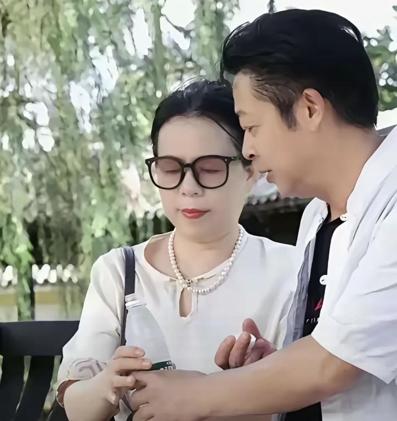 家人们姐姐们，今天姗姗Gm了，不舒服，睡了一觉，刚刚看到许妈直播间热闹非凡，今日