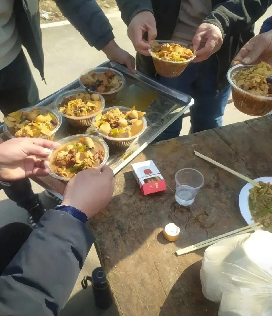 山东鲁南地区。有的乡镇的白事饭菜特节约简单。
一般在出殡的当天中午，12点左右。