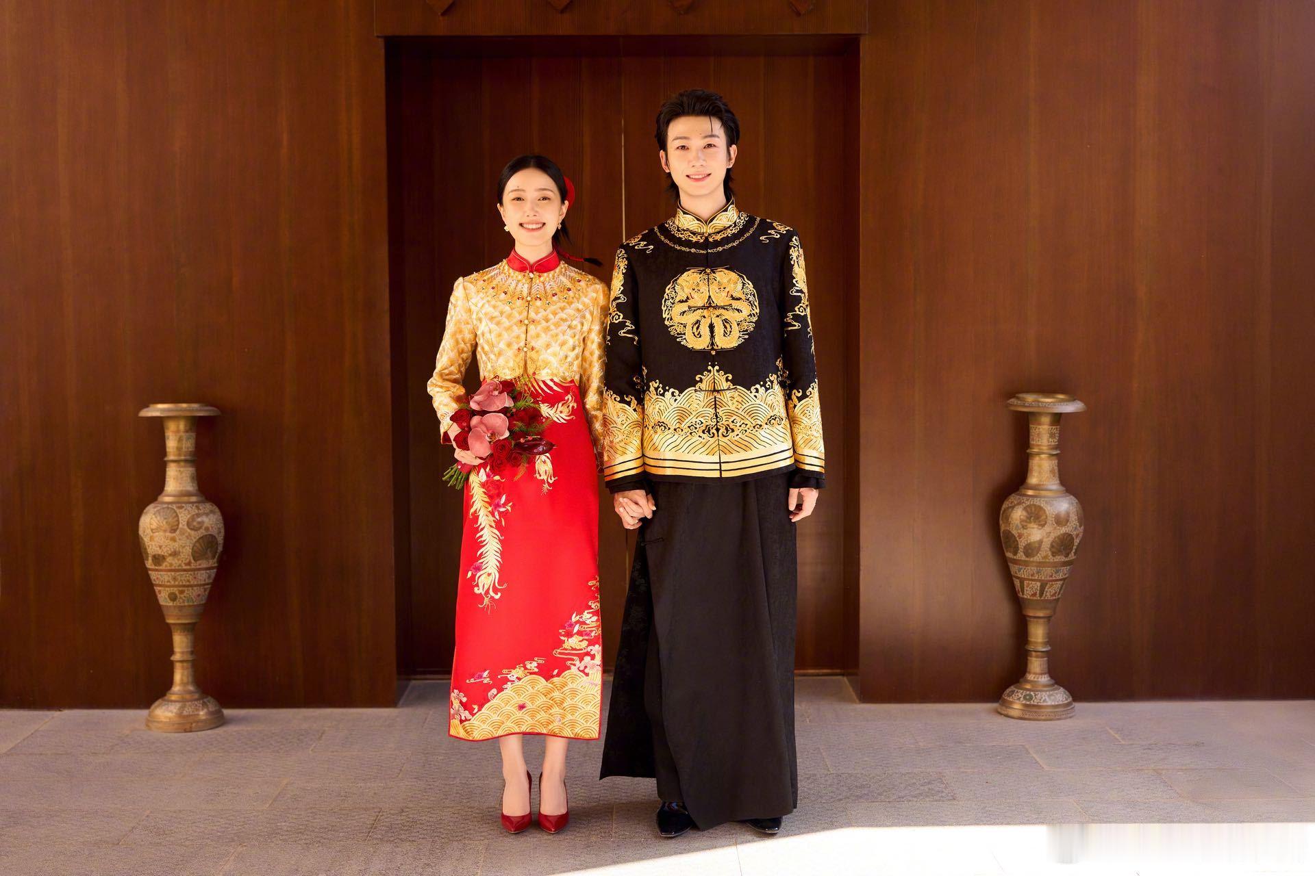 白举纲和妻子的婚礼照片太有氛围了！大漠孤景、中式婚服，两种风格都美到心坎。他说“