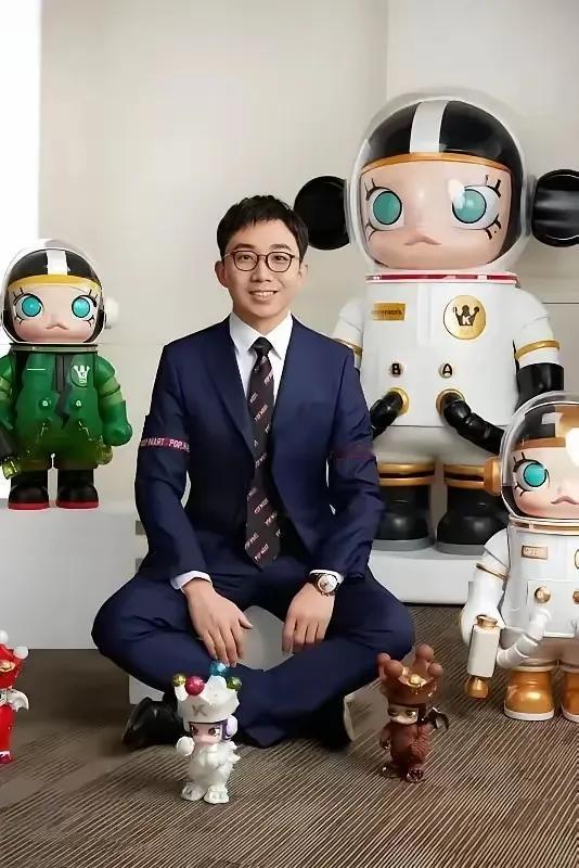 泡泡玛特创始人王宁，把一个卖玩具的小生意做成了市值3000亿的大公司！你敢信？