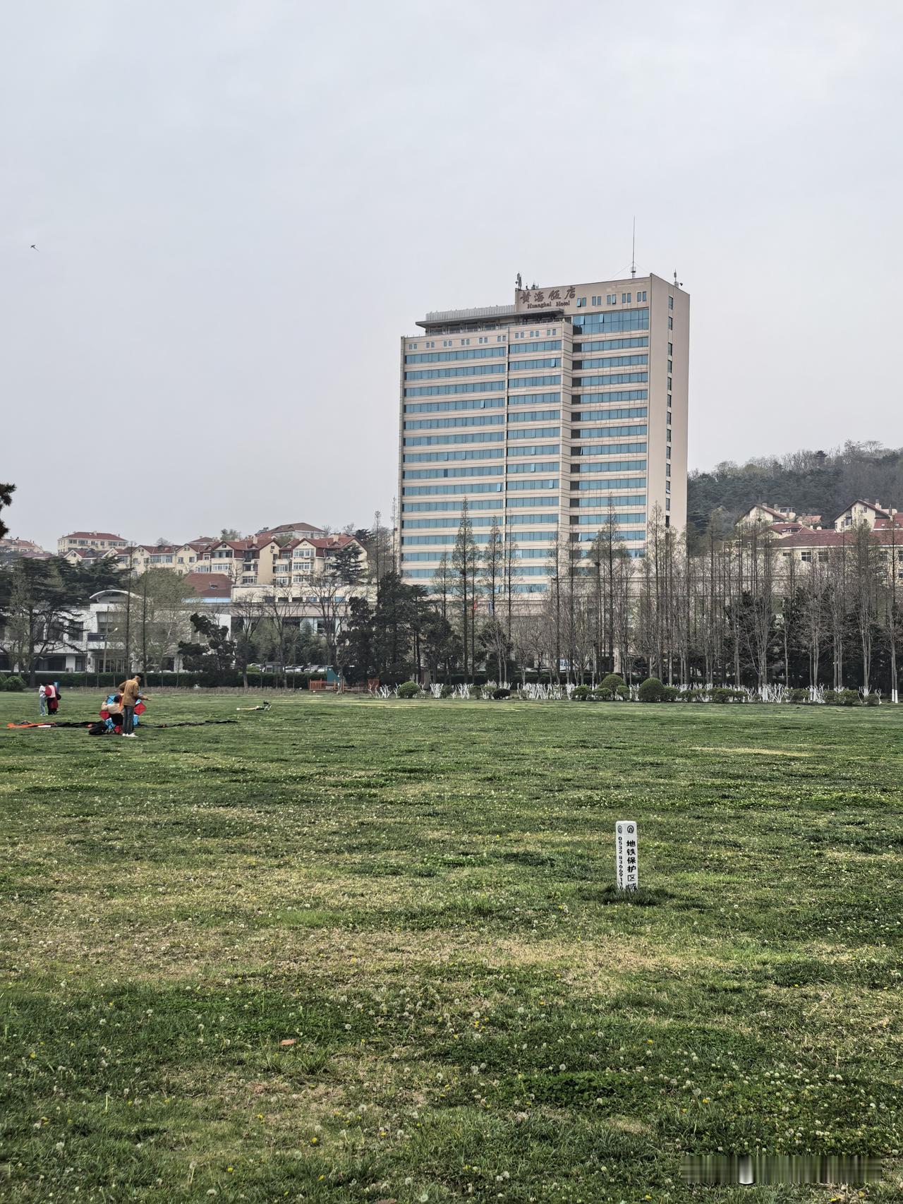 伊朗释放霍尔木兹海峡通行信号，美伊局势缓和，黄金维持震荡上涨通道

这揭示的是当