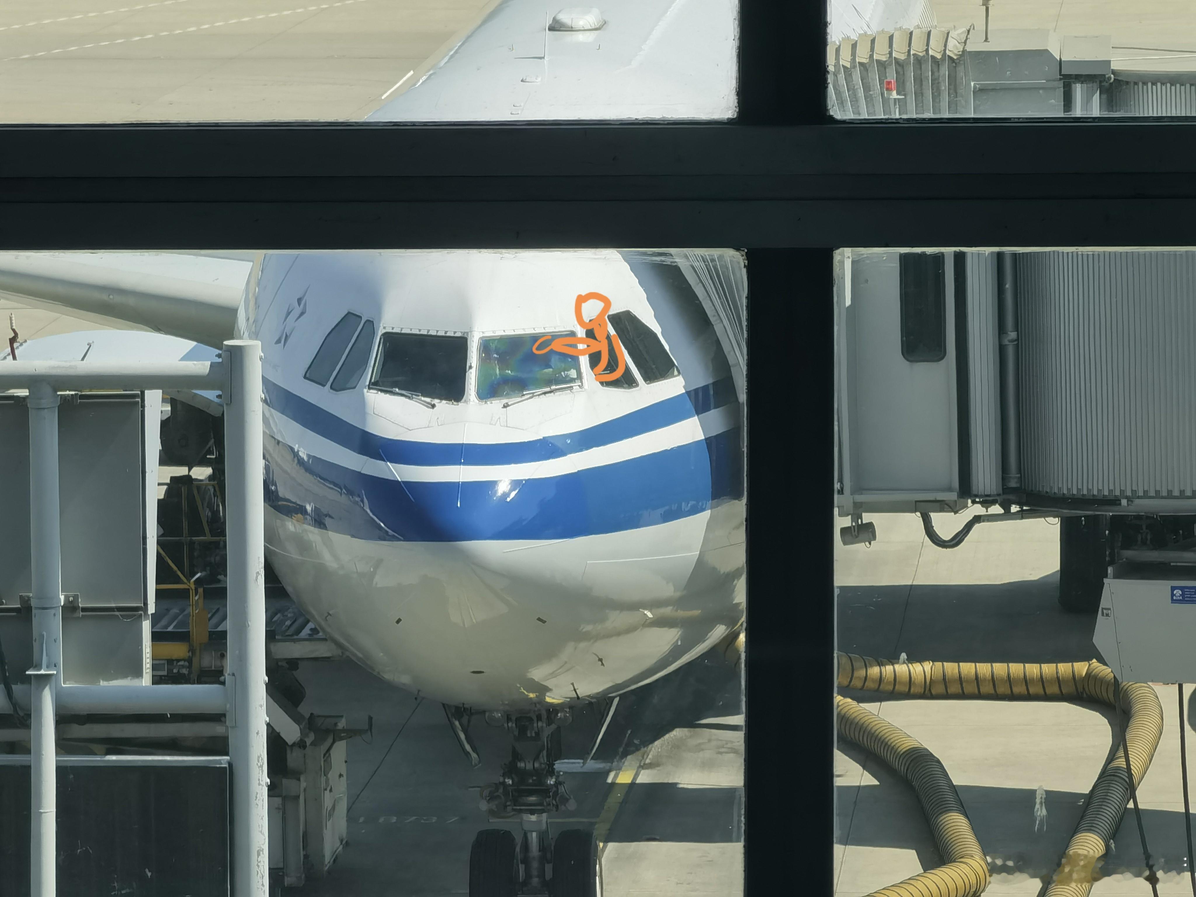 刚才看到机长探出身子擦玻璃。#航空那些事儿#  ​​​