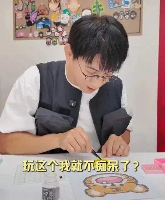 55岁吴奇隆戴老花镜拼豆熬到凌晨！坦言不再拍戏，变老有多难得
