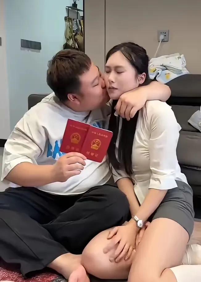 谁懂啊！刷到这张图的，是不是嘴角都忍不住上扬了？
 
521这天，这对谈了两年的