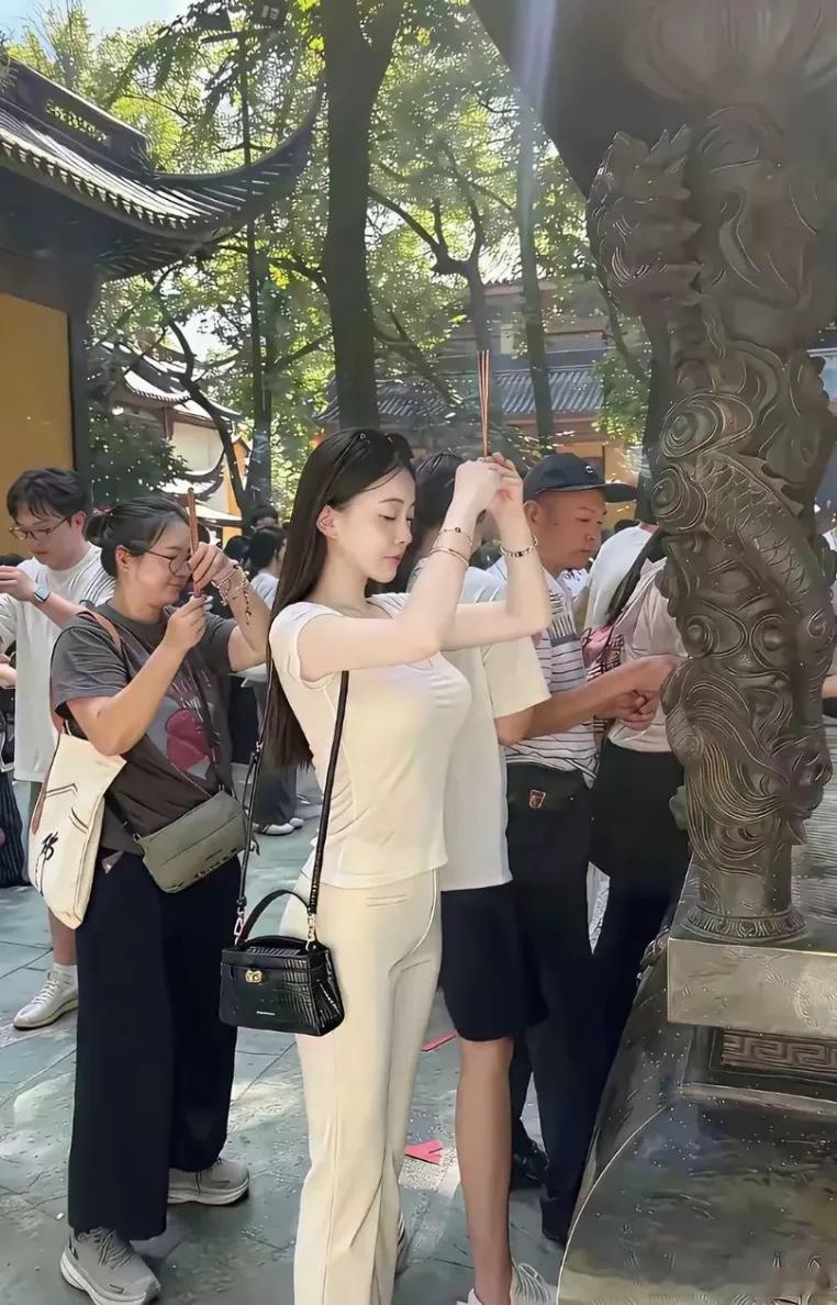这样的美女，三成是在求子，七成是在求财，绝对不会求姻缘 