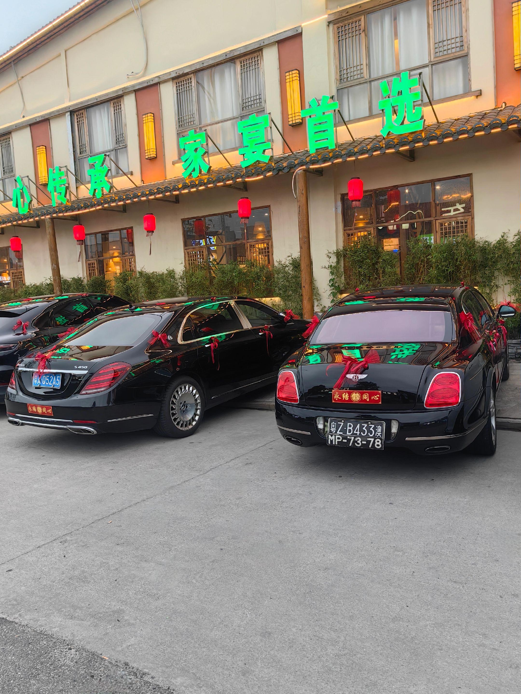 这是哪位富家公子哥的结婚现场，一千w的婚车排面 太豪横了！路过的行人都...