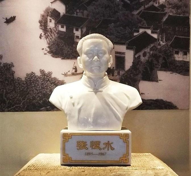 1914年，作家张恨水被迫结婚，他嫌弃妻子貌丑，却经常和妻子同房。不久后，妻子怀