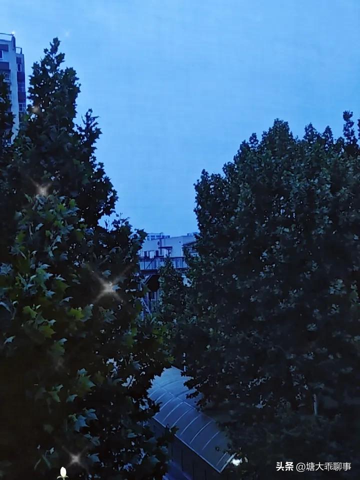 早晨四点的天气
不像是有暴雨
希望今天
不下雨
或者下小雨
一个小小的愿望