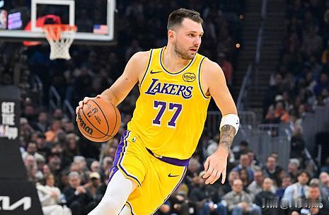 不懂就问，奇才是不是本赛季目前为止唯一一支不包夹东契奇的队伍？上场18分钟就让他