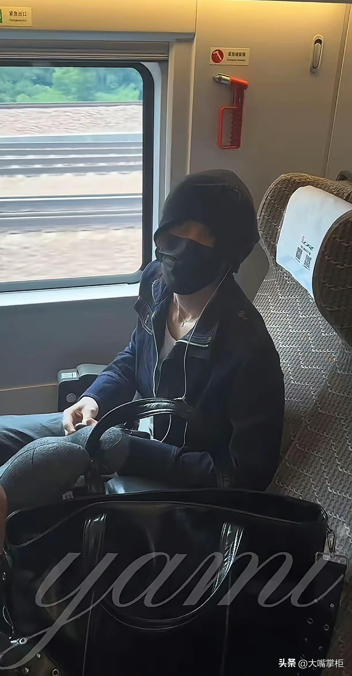 铁路部门的回应，像是啪啪打李权哲的脸。

一个18线小明星，占了别人的座位，在经