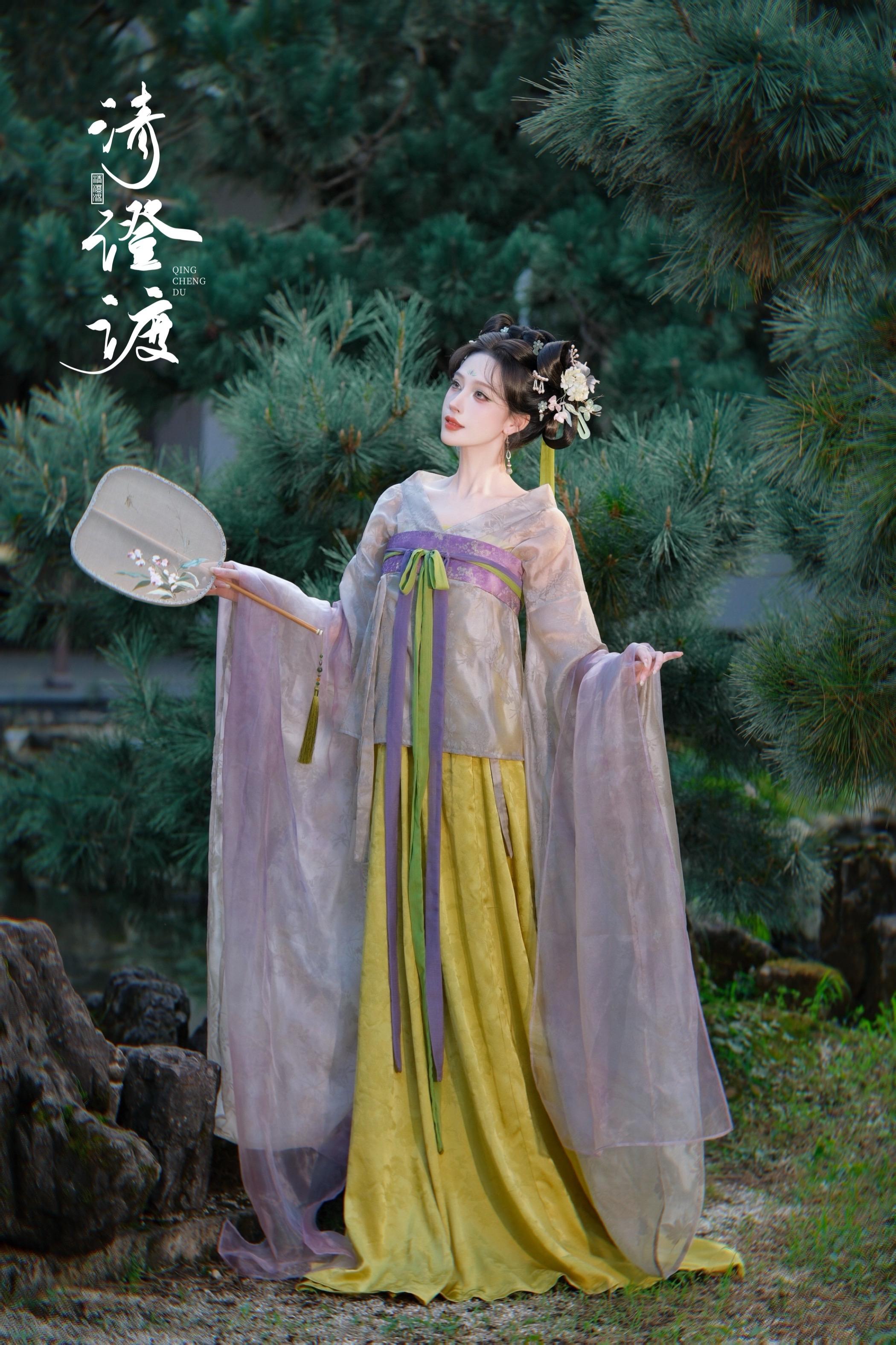 回眸一瞬秋波起。