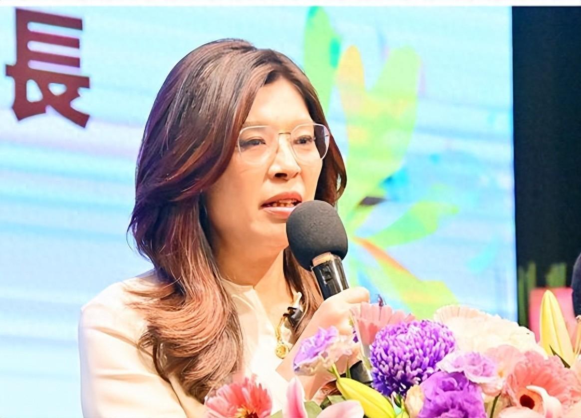 郑丽文现身大甲妈祖起驾盛典，六十万信众共赴民俗盛会
 
国民党主席郑丽文今（18