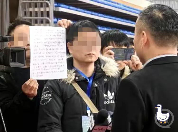 领导接受采访面对镜头读稿子。领导接受采访时自己写的稿子自己读，说起来也不是什么大