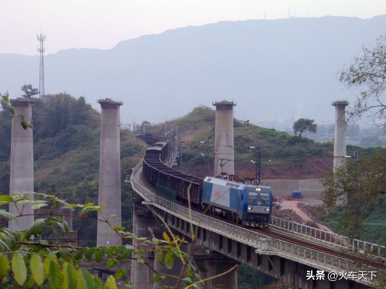 2012年秋季在磨心坡拍摄的图片，襄渝铁路上行货运列车经过黄桷线路所与磨心坡站区