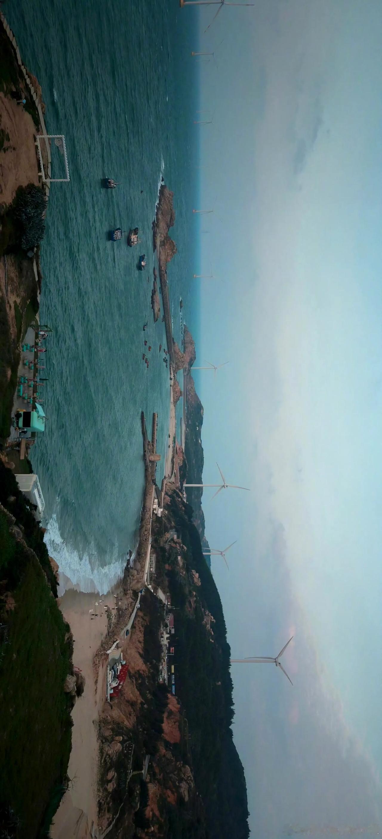 【福地寻海  平潭】

秋风吹拂海面，洁白的浪花拍打着沙滩，登上高处把岚岛的美好