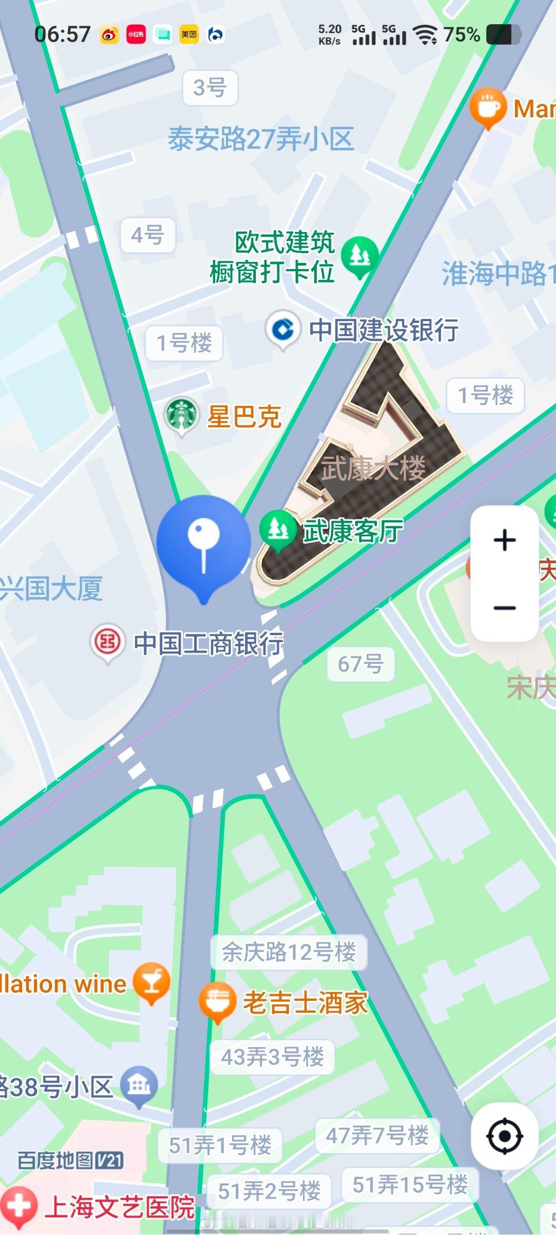 武康大楼，是个景点。但是它处在一个典型的剪刀路口，而且是三条马路的交叉口，人流量