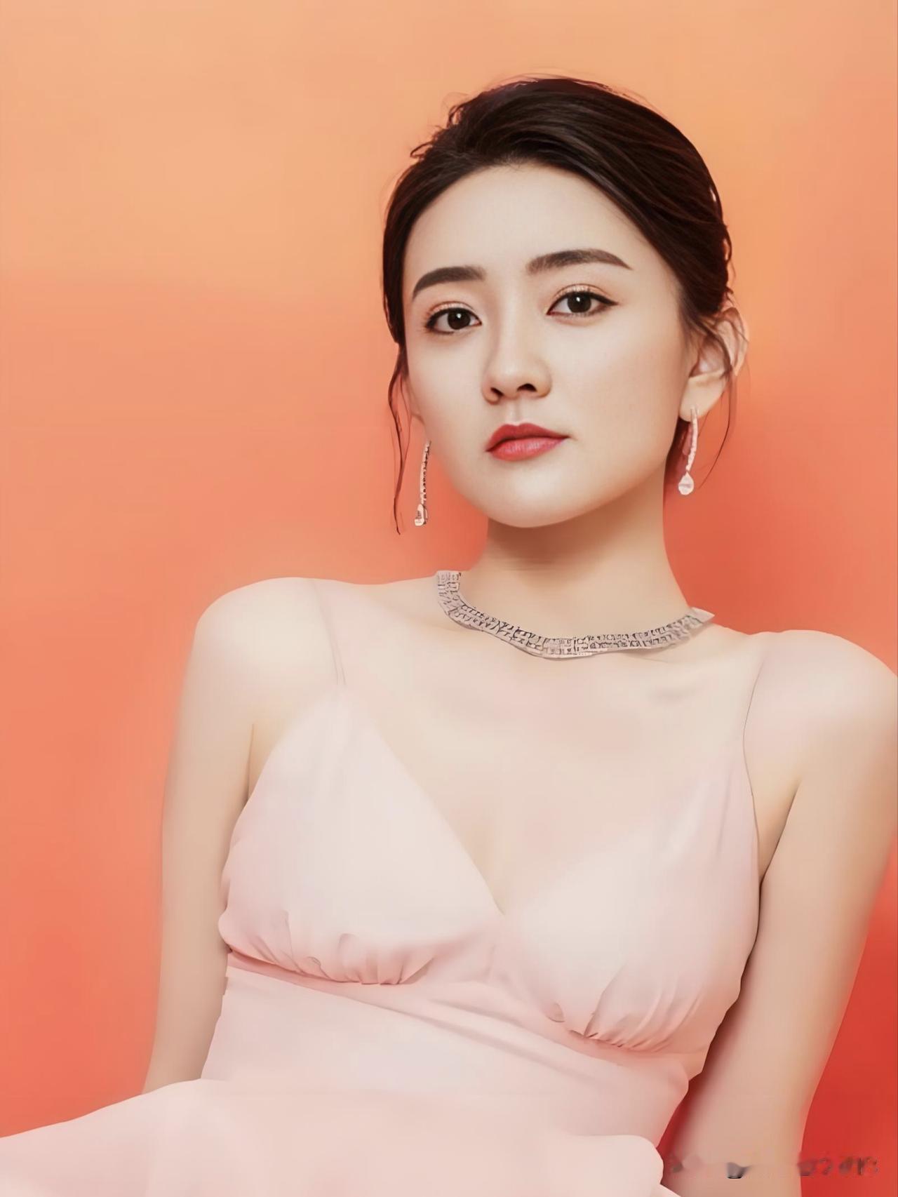 梁洁温婉如玉，笑靥如花。不被定义，从容沉淀，以真诚演绎万千角色，愿永远明媚。悟透