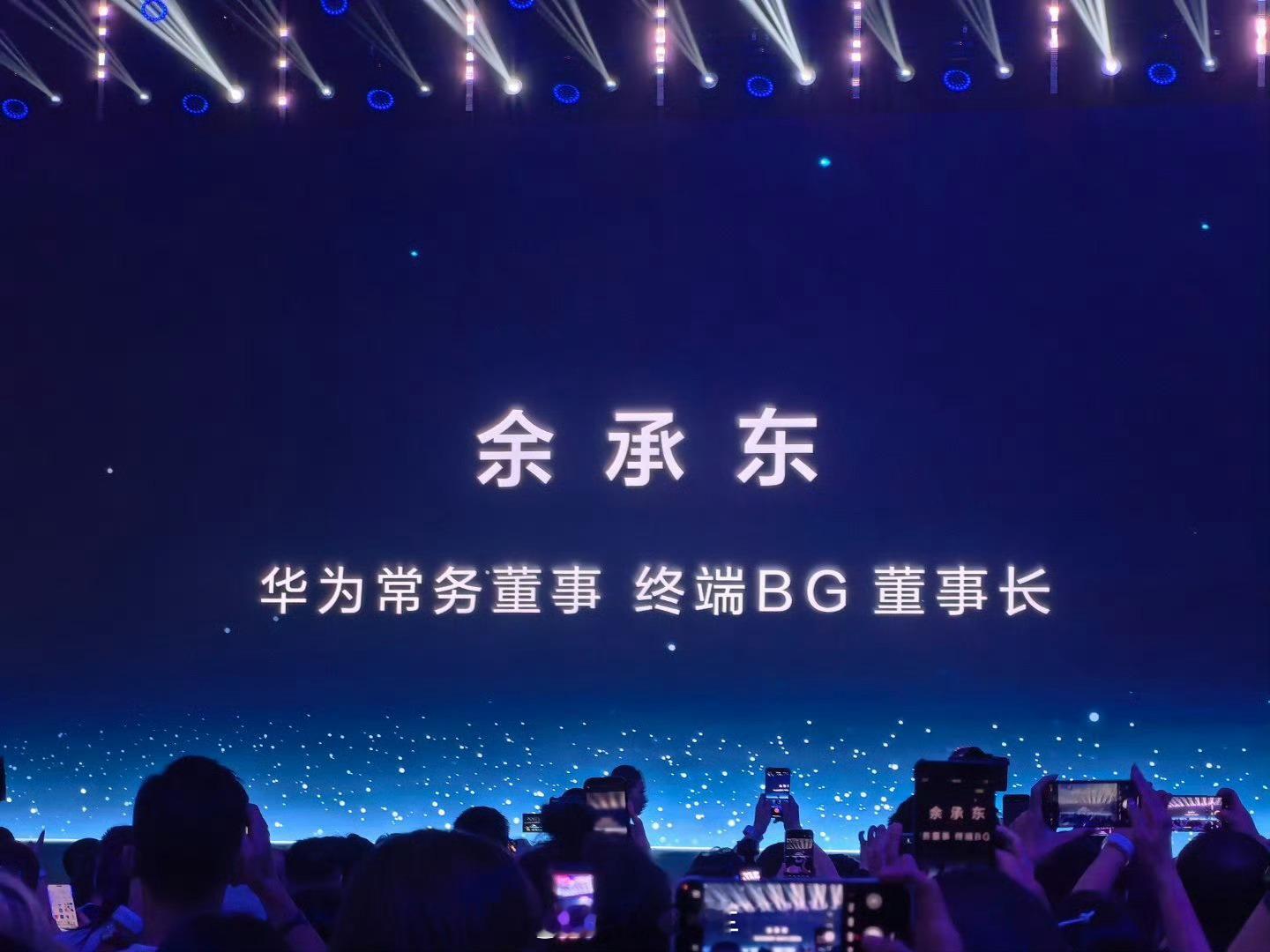 余承东因开车看手机去自首了笑鼠，看起来真的很像在睡觉啊[笑而不语]，虽然不是，但