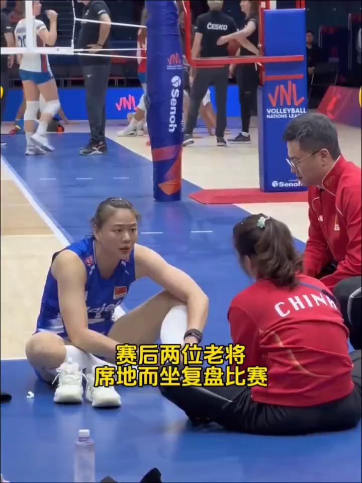 赛后两位老将席地而坐复盘比赛。
中国女排0比3不敌捷克队，被扣除了16.91世界