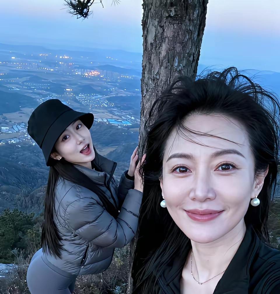 女儿和妈妈一起去爬山，爱运动的人，精气神十足