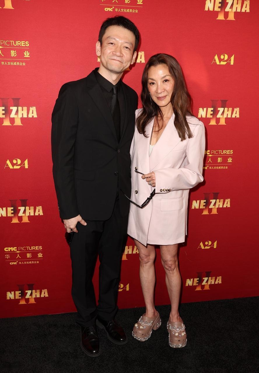 最近郭帆和杨紫琼在宣传新片，两位站在一起都很有国际范儿，也搭配的都很时尚。

郭