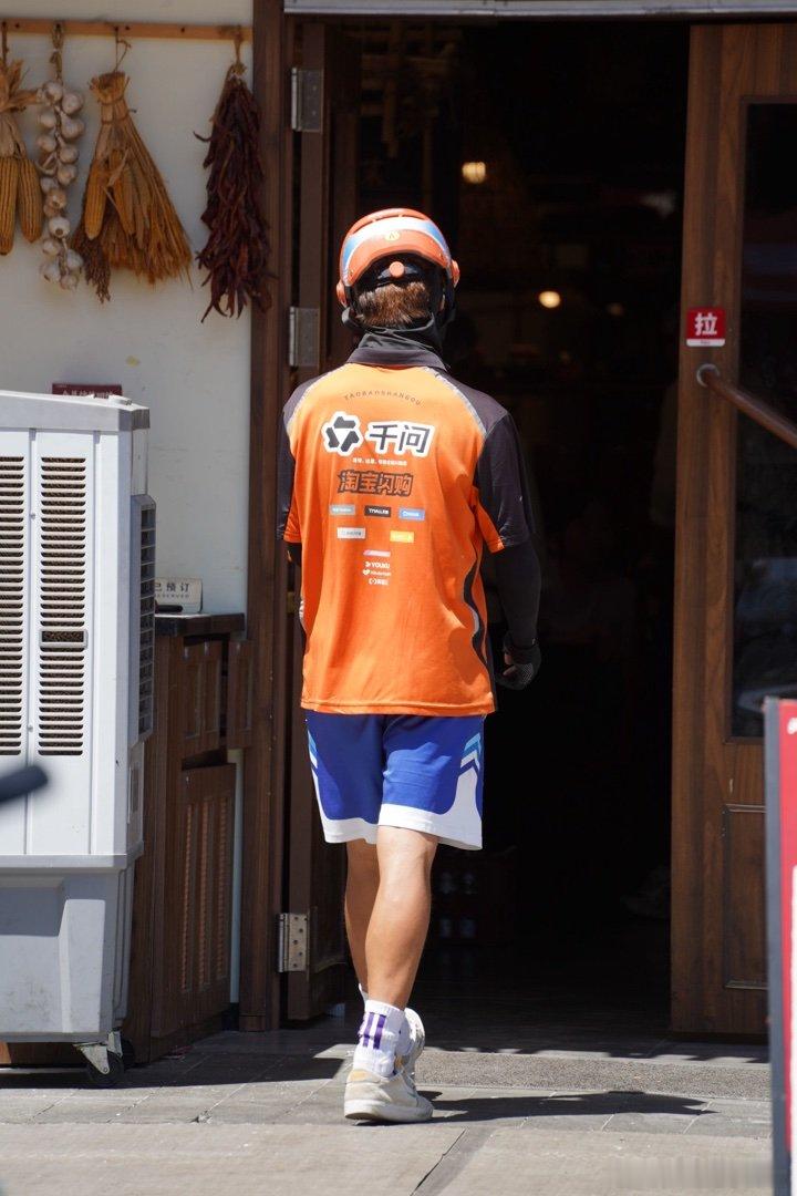 橙色工服 ✘ 蓝色准者®篮球裤潮人小哥向你走来😎😎😎 ​​​
