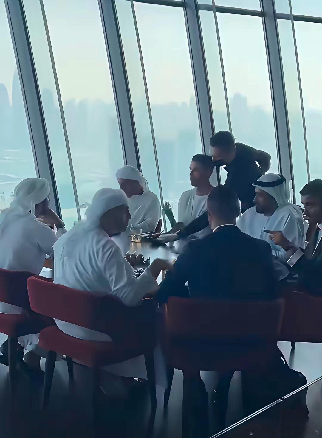 前段时间，迪拜，C罗和一帮王子吃饭……打脸某些润人说外国没有人情世故。 