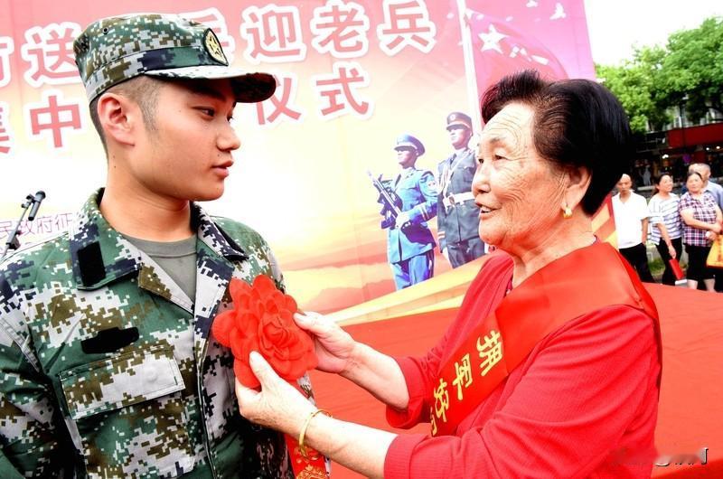 我还真有过被老兵帮助的经历。之前我在小区附近搬重物，累得气喘吁吁还差点搬不动。这