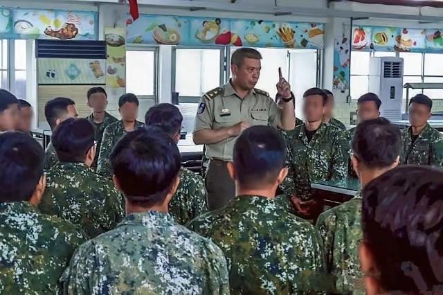 这是台湾所谓宪兵指挥部郑祯祥中将视察狙击手部队训练情况。
       台湾的草
