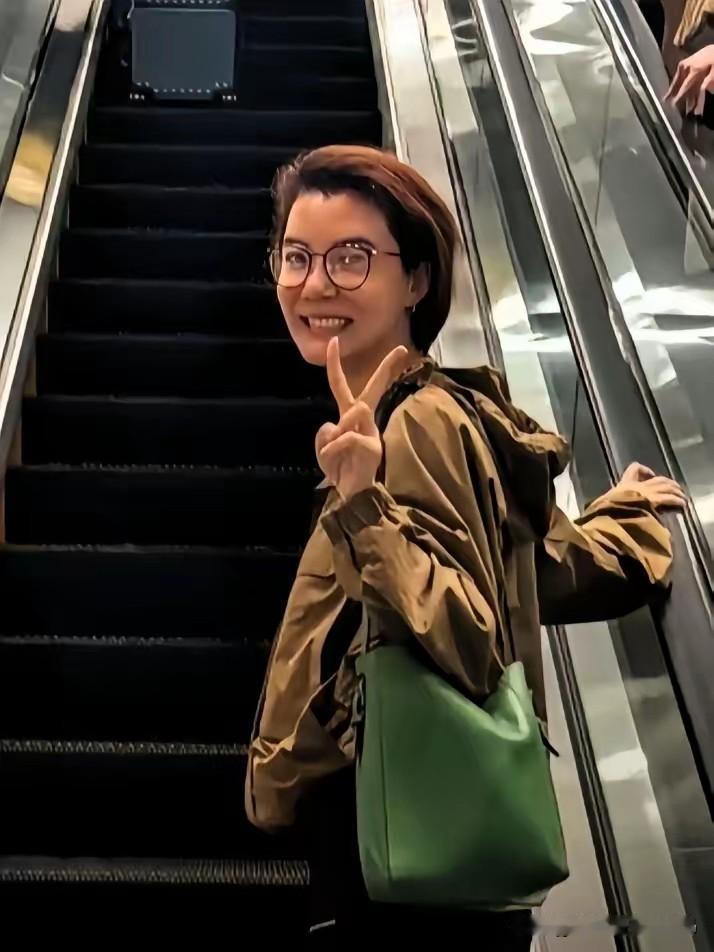 车晓近照看着有些别扭，在饭桌前她看着怪怪的，尤其是鼻子，车晓人很瘦所以五官鼻子特