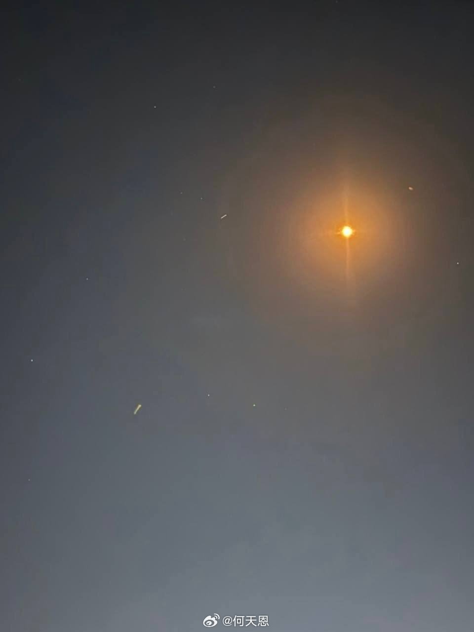 图一图二、今早伊朗导弹反击的镜头图三、一枚伊朗弹道导弹击中了位于科威特的美国阿里
