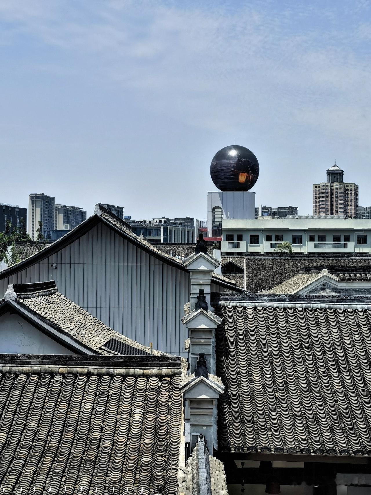 1200年的屋顶上，长出了一颗发光的“汤圆”

站在高处俯瞰秀水街，青灰色的屋顶