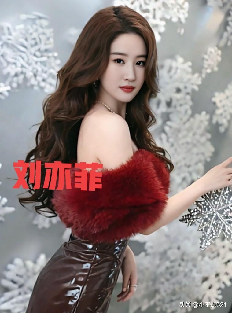 刘亦菲这造型也太美了！[比心]红色毛茸茸花边在灯光下闪得我移不开眼，卷发温柔又带