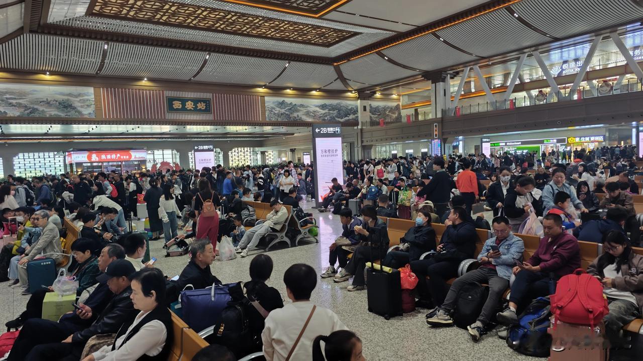 #西安，我来啦# 国庆假期结束，来西安旅游还是不错的，人山人海，返程了，人好多呀