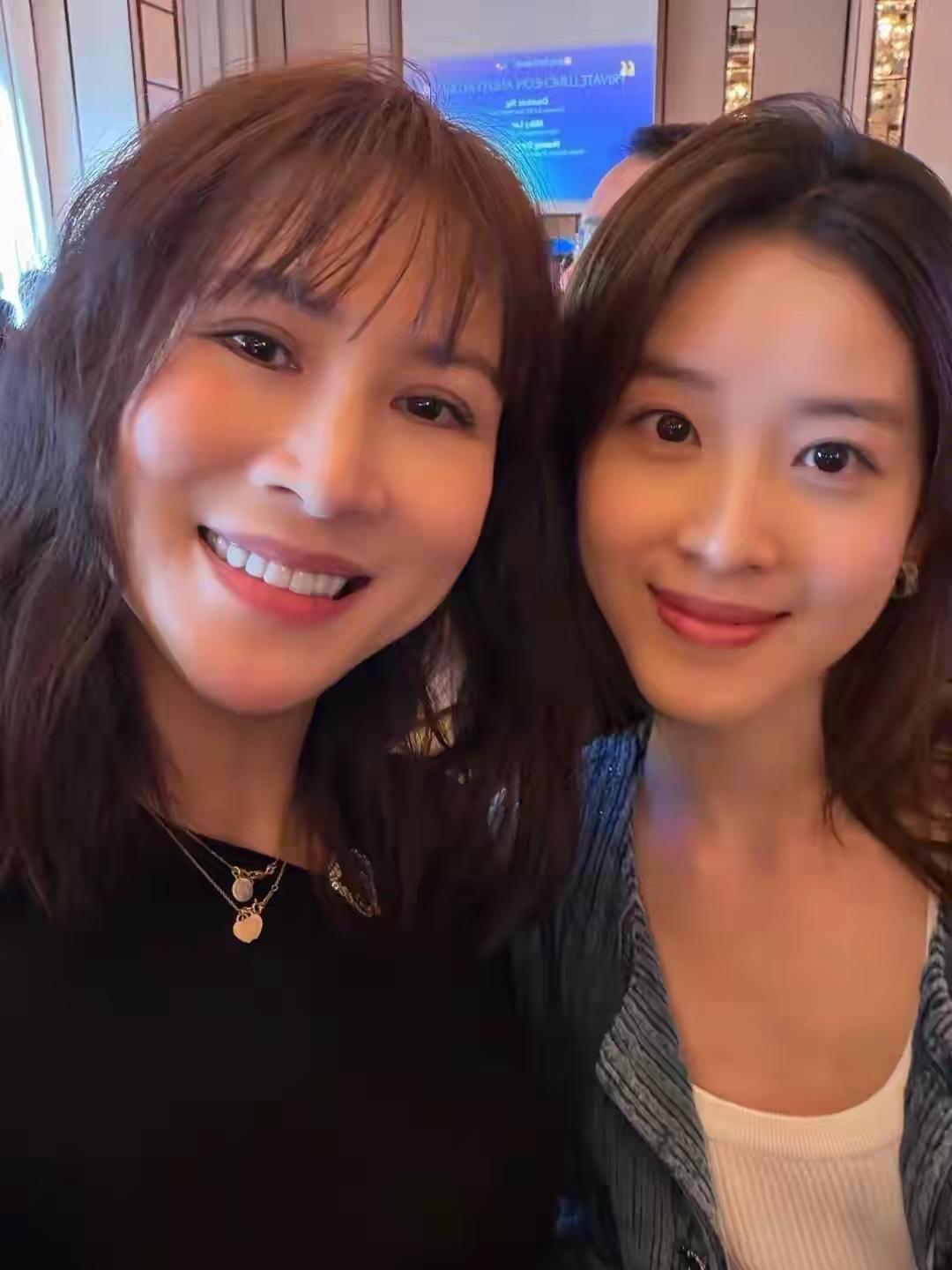 章泽天我认识，旁边女生是谁？