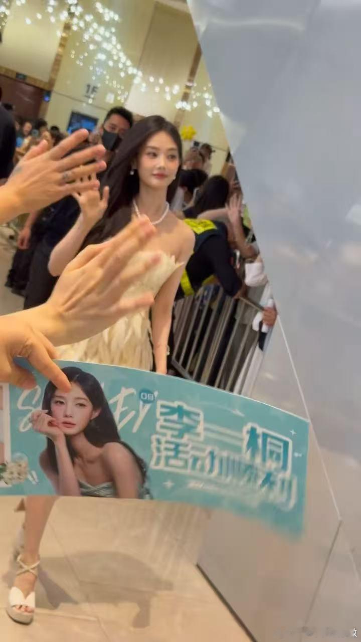 李一桐线下美成啥样了李一桐妈生脸还在发力啊啊女神来的~ ​​​