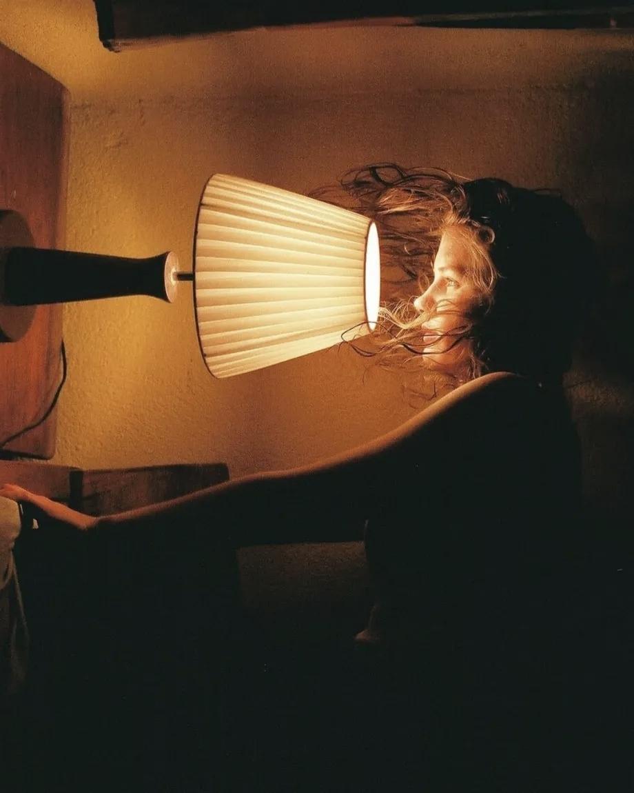 灯影摇曳，夜色如墨。完美的光影组合，大师级的摄影作品赏析温柔光影氛围 高级光影色