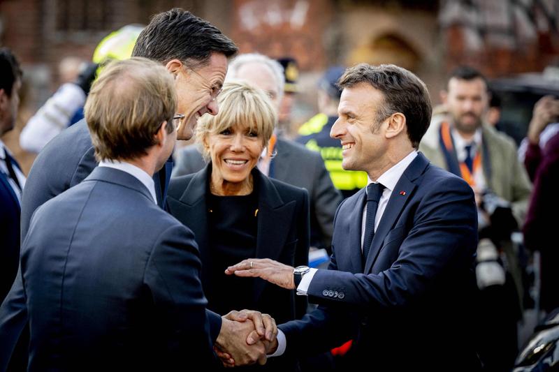 马克龙夫妇街头体验魔术，这画面想想就有趣。马克龙访华期间那可是开心得合不拢嘴，完