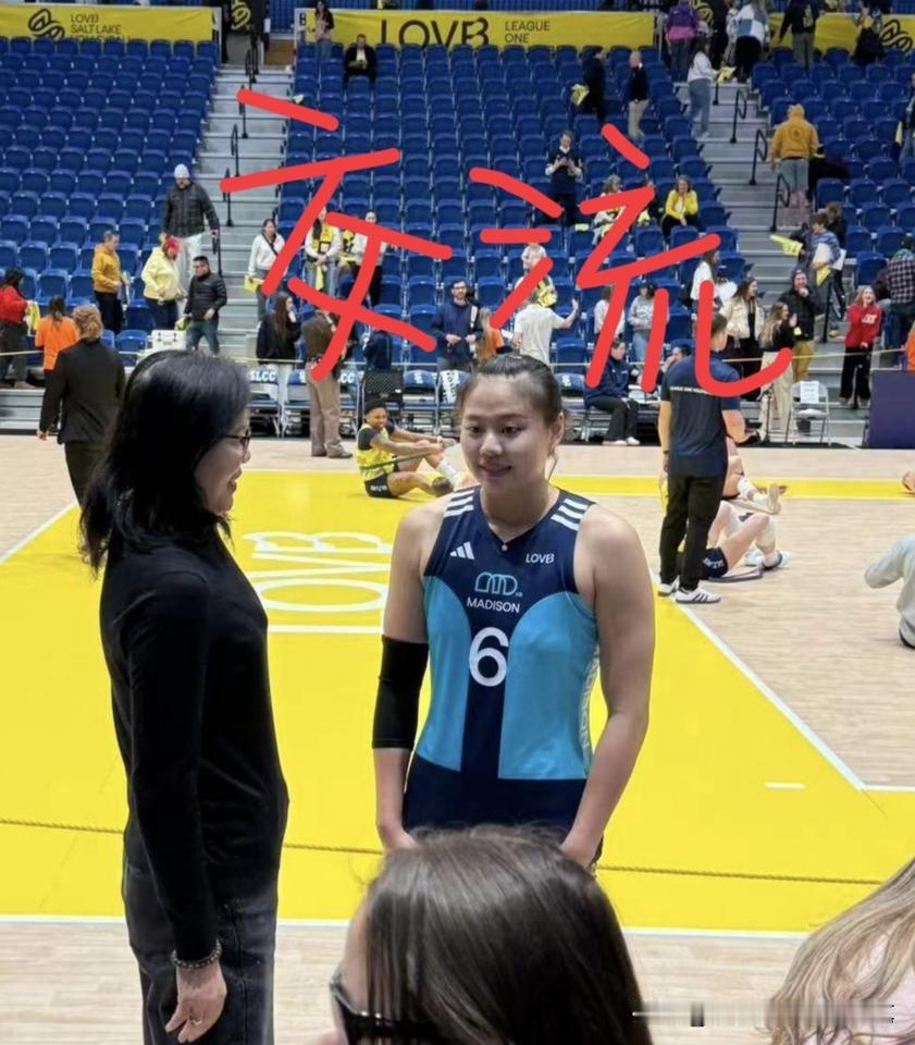 郎平与龚翔宇的赛后互动来了
郎平或许先是微笑着夸奖，小宇，打得不错哟，24扣12