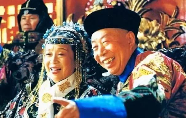 慈禧临终前，目光始终停在李莲英身上，心里甚至动了让他殉葬的念头。

跟在她身边整