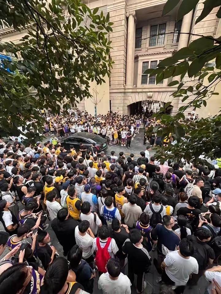 这是一种精神鸦片，是思想殖民的另一种方式。
詹姆斯来了，这是他第十五次到访中国。